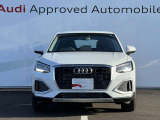 シングルフレームグリルはAudiの象徴的なデザイン要素であり、一目でAudiとわかるスタイル、大きくて迫力のある形状が車のスポーティな印象を強調しており、魅力的なデザインとなっています。