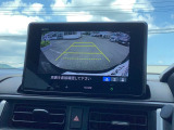 後退時に車両の後ろ側をモニター画面に表示します。車庫入れが苦手な人もこれで安心♪
