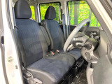 運転席まわりには十分なスペースがあり、大柄な方でもゆったり運転していただける環境です。