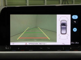 後退時の車両後方を画面に表示。ガイドライン付きで駐車時の安全確認をサポートします。