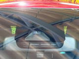 【プリクラッシュセーフティ】前方の車両等を検知し、衝突しそうな時は警報で注意を促し、ブレーキを踏む力をサポート。ブレーキを踏めなかった場合は衝突被害軽減ブレーキが作動、衝突回避をサポートします。