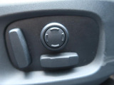 電動パワーシートですので運転中のシート調節も安全に行えます。微調整も可能ですのであなただけのドライビングポジションを実現します。
