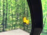 【ブラインドスポットモニター】走行中、ドアミラーの死角になりやすい箇所に後続車が接近するとサイドミラーのレンズに警告を表示!ドライバーに注意喚起をしてくれます。