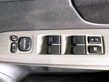 【電動格納ミラー】サイドミラーは電動格納式となっており、狭い駐車場でもキズがつくリスクを抑えられます。