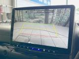 【バックカメラ】駐車時に後方がリアルタイム映像で確認できます。大型商業施設や立体駐車場での駐車時や、夜間のバック時に大活躍!運転スキルに関わらず、今や必須となった装備のひとつです!