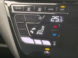 【オートエアコン】一度お好みの温度に設定すれば、車内の温度を検知し風量や温度を自動で調整。暑い&hellip;寒い&hellip;と何度もスイッチ操作をする必要はありません。快適な車内空間には必須の機能ですね♪