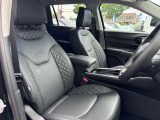 シートヒーターも装備された高級感のあるレザーシートです!JEEPのロゴがオシャレ!