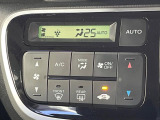 【オートエアコン】一度お好みの温度に設定すれば、車内の温度を検知し風量や温度を自動で調整。暑い&hellip;寒い&hellip;と何度もスイッチ操作をする必要はありません。快適な車内空間には必須の機能ですね♪