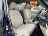 運転席まわりには十分なスペースがあり、大柄な方でもゆったり運転していただける環境です。