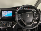 【ハンドル】運転にかかわる様々な操作を安全に行えるように視点移動が少なく操作性に配慮されたスイッチ類が凝縮されたコックピットです。