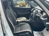 広々の運転席 サイド/カーテンエアバッグ付です