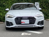 Audiデザインの特徴であるシングルフレームグリルが存在感を主張します。