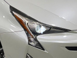 【LEDヘッドライト】悪天候や夜間走行時も良好な視界を確保し安心して運転できる高輝度LEDヘッドライトを装備!点灯速度が早く、消費電力も抑えられています。