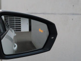 アウディサイドアシスト『後方の死角を並走する車両を検知しドアミラーの内側のLEDが点灯。ドライバーに注意を促し事故を未然に防ぐシステムです。』