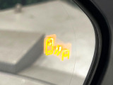 【ブラインドスポットモニター】走行中、ドアミラーの死角になりやすい箇所に後続車が接近するとサイドミラーのレンズに警告を表示!ドライバーに注意喚起をしてくれます。