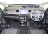 操作性に優れた運転席となります!小物入れや各ボタンの配置にこだわり、使いやすいです!座り心地もよく視認性も良好なのでロングドライブもお任せ下さい!