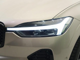 【LEDヘッドライト】ハイビームを先行車や対向車にあてず、その両サイドではハイビーム照射を維持。見える範囲が段違いに広くなりました。北欧神話に登場するトールハンマーをモチーフにデザイン。