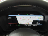 運転に必要な情報をグラフィカルに表示し、少ない視線移動で瞬時に認識できる先進的な液晶メーター。こちらはナビゲーション情報と連携する「地図画面」になります。
