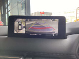 ●カメラ   360車両の前後左右に備えた計4つのカメラを活用し、車両を上方から見たようなトップビューのほか、フロントビュー、リアビュー、左右サイドビューの映像をセンターディスプレイに表示できます。