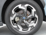 純正18インチアルミホイール。 タイヤサイズは225/55R18。 納車時に弊社指定の新品タイヤ4本を交換致します。