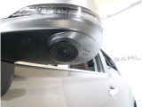 助手席側で見えにくい左前方の映像を、車内のマルチファンクションディスプレイに映し出します。前方への駐車や左寄せ、狭い道でのすれ違いなど、さまざまなシーンで安心して運転できる便利な機能です。