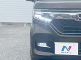 【LEDヘッドライト】悪天候や夜間走行時も良好な視界を確保し安心して運転できる高輝度LEDヘッドライトを装備!点灯速度が早く、消費電力も抑えられています。