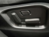 【パワーシート】電動でシートポジションの変更が可能です。手動式より細かくシート設定が可能ですのでより快適な姿勢でドライブを楽しんで頂けるでしょう。