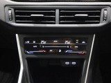 左右独立温度調整式フルオートエアコンを装備。AUTOSYNC機能により、快適な室内温度を簡単にコントロールできます。