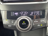 【オートエアコン】一度お好みの温度に設定すれば、車内の温度を検知し風量や温度を自動で調整。暑い&hellip;寒い&hellip;と何度もスイッチ操作をする必要はありません。快適な車内空間には必須の機能ですね♪
