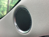 【BOSEサウンドシステム】メーカーオプションの高品位サウンドシステムを搭載。専用のチューニングが施された大小様々なスピーカーから良質なサウンドが奏でられ、臨場感あふれる音響空間を演出します。