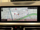 BMWのナビゲーションは操作性も良く、詳細な地図情報と交通状況を見やすく表示し、快適なドライビングをサポートしながら目的地までナビゲートします。