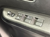 【電動格納ミラー】サイドミラーは電動格納式となっており、狭い駐車場でもキズがつくリスクを抑えられます。