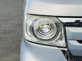 【LEDヘッドライト】悪天候や夜間走行時も良好な視界を確保し安心して運転できる高輝度LEDヘッドライトを装備!点灯速度が早く、消費電力も抑えられています。