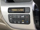 【オートエアコン】一度お好みの温度に設定すれば、車内の温度を検知し風量や温度を自動で調整。暑い&hellip;寒い&hellip;と何度もスイッチ操作をする必要はありません。快適な車内空間には必須の機能ですね♪