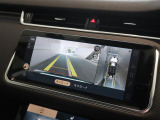 サラウンドカメラ(360&deg;カメラ)『車載のカメラを駆使し、車を真上から見下ろしている映像に変換、センターディスプレイに表示させ、安全な駐車をサポート。縦列駐車や狭い場所への駐車に大きく役立ちます。』