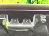 【スマートアシスト】走行中に前方の車両等を認識し、衝突しそうな時は警報とブレーキで衝突回避と被害軽減をアシスト。より安全にドライブをお楽しみいただけます。