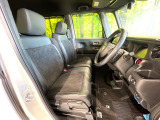 運転席まわりには十分なスペースがあり、大柄な方でもゆったり運転していただける環境です。