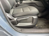 前席が最適な運転ポジションを取るために足元が広くとっており、後部座席の足元もゆったりと座ることができます。長時間でもストレス軽減になるよう、かかとを引くことができるように設計されています!