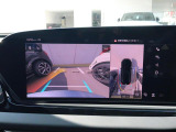 4台の広角サラウンドビューカメラが、車両の全周囲360度を瞬時に捉え、様々な角度からの映像を映し出し、駐車時の操作がより簡単になります。ギアをリバースに入れるか、センターコンソールのボタンで起動します。