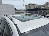 【大型サンルーフ】車内の解放感が一気に上がる大型のパノラマルーフ!季節を問わず開放的で快適なドライブをお楽しみいただけます。流通量も少なく希少価値の高い人気の装備です♪