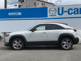 純正アルミで全体的にデザインがまとまっています。車も人も、オシャレはまずは足元からですね。