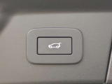 【パワーテールゲート】ボタン操作でテールゲートが開閉です。両手が荷物で塞がっていても、スムーズに開閉を行えます。