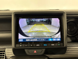 後退時に車両の後ろ側をモニター画面に表示します。車庫入れが苦手な人もこれで安心♪
