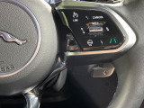 アダプティブクルーズコントロールは、ドライバーの希望する速度と車間距離を設定し、乗員や他の道路利用者の安全性を高めます。また、特に交通量の多い状況ではドライバーの負担を軽減し、快適性を向上させます。