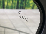 【後方車輛検知】走行中、ドアミラーの死角になりやすい箇所に後続車が接近するとサイドミラー付近に警告を表示、ドライバーに注意喚起をしてくれます。