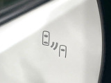 【ブラインドスポットモニター】走行中、ドアミラーの死角になりやすい箇所に後続車が接近するとサイドミラーのレンズに警告を表示!ドライバーに注意喚起をしてくれます。