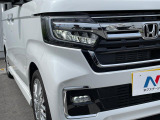 【LEDヘッドライト】悪天候や夜間走行時も良好な視界を確保し安心して運転できる高輝度LEDヘッドライトを装備!点灯速度が早く、消費電力も抑えられています。