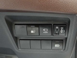 オートマチックハイビームとは、先行車や対向車のライトを認識し、ハイビームとロービームを自動で切り替える機能です。夜道の視界を確保します。詳細は販売店スタッフまでおたずねください。