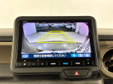 後退時に車両の後ろ側をモニター画面に表示します。車庫入れが苦手な人もこれで安心♪