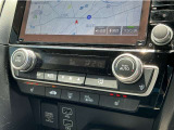 オートエアコンは左右席で独立温度コントロールが可能です。シートヒーター付きで、冷えた車内でもスイッチを押せば数秒で座面と背もたれがあたたかくなります。
